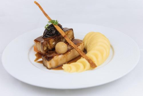 Makanan di atau berdekatan hotel