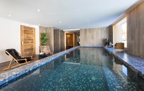 una piscina infinita en una habitación de hotel con una habitación en TERRESENS - Neige et Soleil en Les Deux Alpes