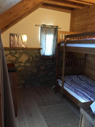 Tempat tidur susun dalam kamar di La Lauze village house in Clarée Valley 4P