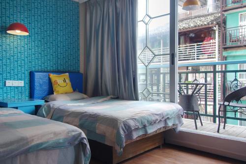 Кровать или кровати в номере Climbers Inn Yangshuo
