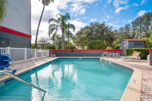 a swimming pool in front of a building at OYO Townhouse Orlando West in Orlando