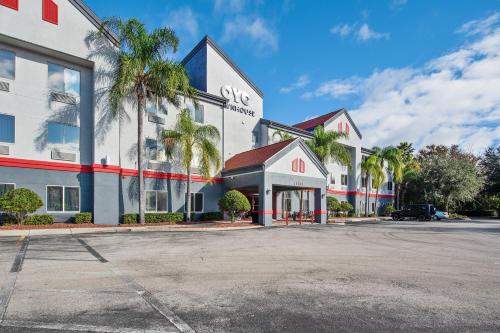 ein leerer Parkplatz vor einem Hotel in der Unterkunft OYO Townhouse Orlando West in Orlando