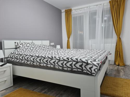 Un pat sau paturi într-o cameră la Apartament Terra