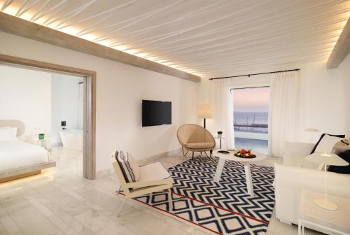 โทรทัศน์และ/หรือระบบความบันเทิงของ Mykonos Riviera Hotel & Spa, a member of Small Luxury Hotels of the World