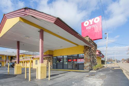 ein Noon Hotelgebäude mit einem Schild darauf in der Unterkunft OYO Hotel Blytheville AR I-55 in Blytheville