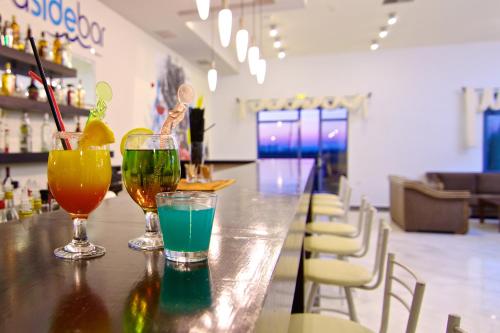twee drankjes in een bar in een winkel bij Sweety Club Solimar Emerald ALL INCLUSIVE in Adelianos Kampos