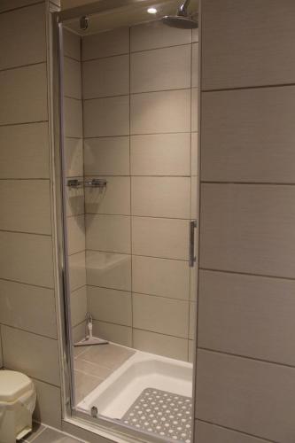 uma casa de banho com um chuveiro, uma banheira e um WC. em Les Reves B&B Chambres d'Hotes et Table d'Hotes em Arques