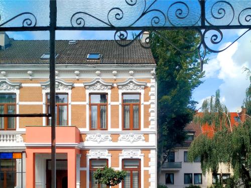 a building in front of a building at Königssuite in Bremen