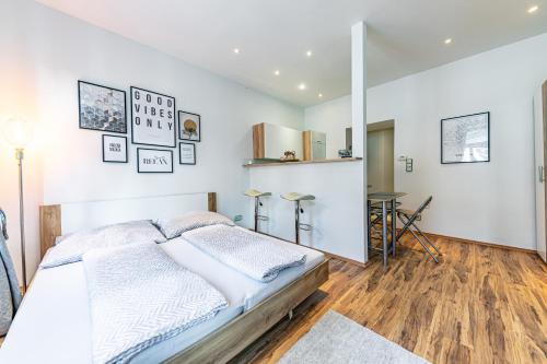 um quarto com uma cama e uma mesa em COZY + TRENDY by JR City Apartments em Viena