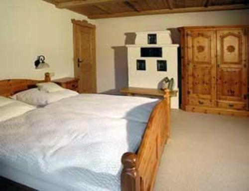 a bedroom with a large white bed in a room at Haus Hornsteiner Barbara in Mittenwald