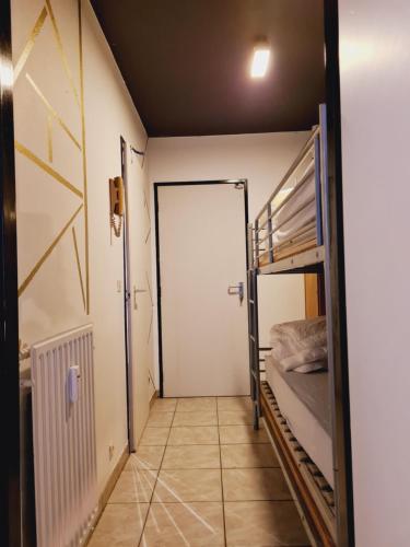 Cette chambre dispose d'une porte menant à un lit superposé. dans l'établissement Klif studio 612 La Panne, à La Panne