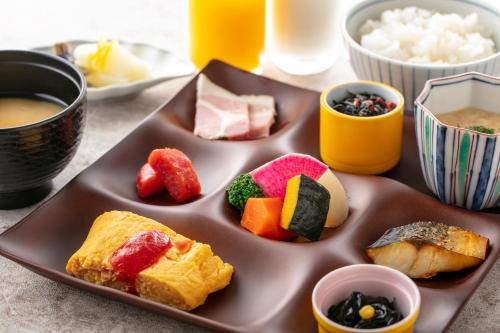 une plaque brune contenant différents types de denrées alimentaires dans l'établissement Hotel Cadenza Tokyo, à Tokyo