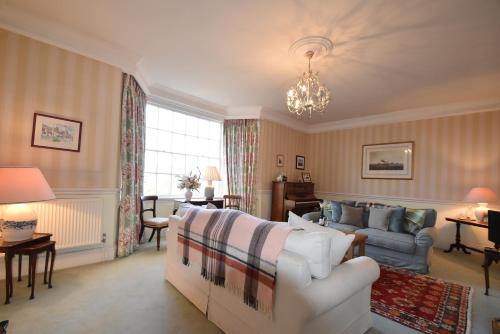 una sala de estar con un sofá y una silla en Whitefriars, Rye - central location with parking for 3 cars - large family home, en Rye