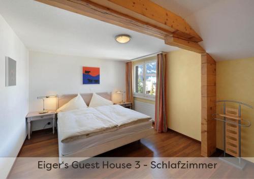 um quarto com uma cama e uma janela em Aparthotel Eiger *** - Grindelwald em Grindelwald