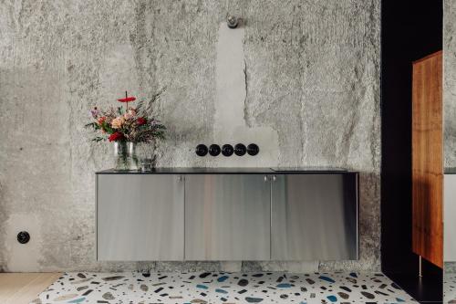 a table with a vase of flowers on top of it at Apartament przy MCK in Katowice