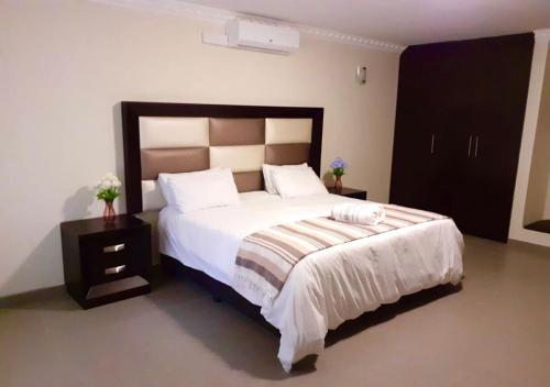 Säng eller sängar i ett rum på ASANTE MOUNTAIN LODGE