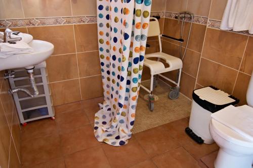 un bagno con un water e un lavandino di La Casita, a dos pasos de la playa a Los Cristianos