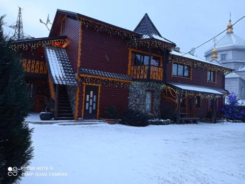 マイコリチンにあるBerlogaの雪の大木造住宅