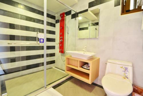 ein Bad mit einem WC und einem Waschbecken in der Unterkunft Kenting Coral Sea Resort Hotel in Kenting