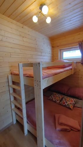 two bunk beds in a log cabin at Apartamenty przy Jeziorze Żywieckim z widokiem na Skrzyczne in Żywiec