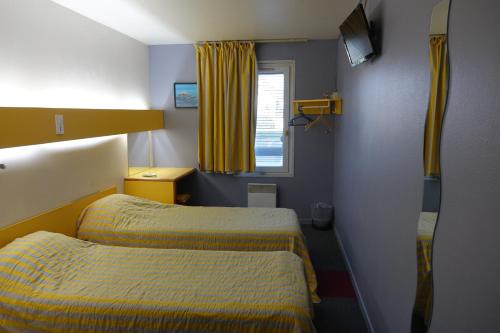 ein kleines Zimmer mit 2 Betten und einem Fenster in der Unterkunft Fasthotel Bordeaux Eysines in Eysines