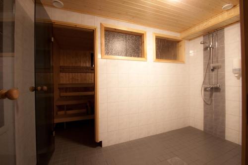 A bathroom at Hotelli Jussan Tupa