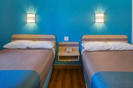 duas camas em um quarto com paredes azuis em Park Inn by Radisson em Grand Island