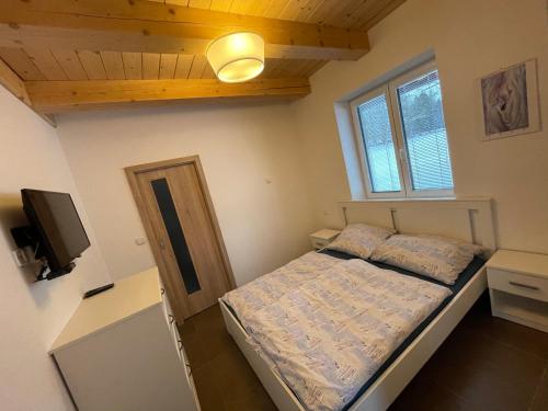 Cama o camas de una habitación en Chalupa U Šlechtů