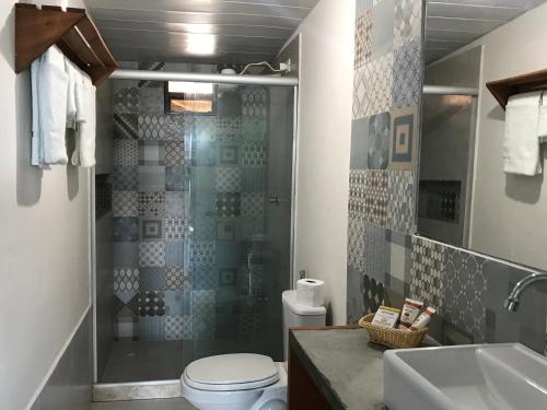 La salle de bains est pourvue d'une douche, de toilettes et d'un lavabo. dans l'établissement Pousada Yemanjá Toré, à Barra de Camaratuba
