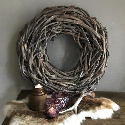 a wreath made out of branches and a candle at Le petit béguinage in Tongeren