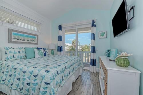 Giường trong phòng chung tại 4 bed 4 bath, bonus bunk room heated pool WATER SLIDE spa WiFi