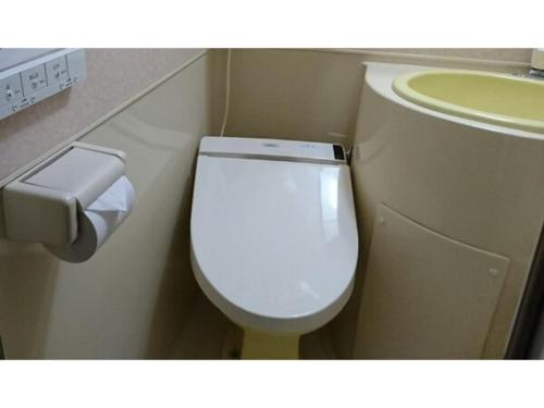 een badkamer met een wit toilet en een wastafel bij Hotel Suntargas Ueno - Vacation STAY 08474v in Tokyo
