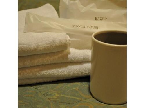 een stapel handdoeken en een koffiekopje op een tafel bij Hotel Suntargas Ueno - Vacation STAY 08474v in Tokyo