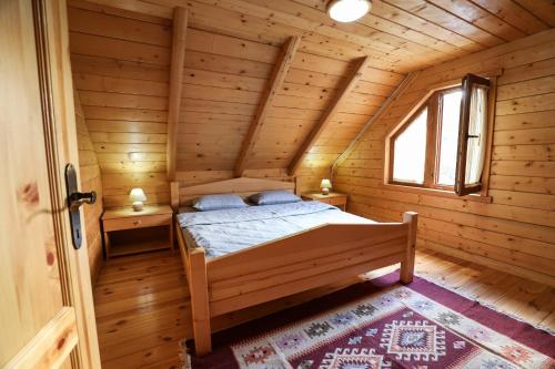 sypialnia w drewnianym domku z łóżkiem w obiekcie Holiday Home Bianca w mieście Kolašin