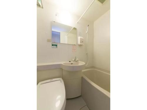 uma casa de banho com um WC, um lavatório e uma banheira em R&B Hotel Shin Yokohama Ekimae - Vacation STAY 14693v em Yokohama