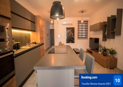 uma cozinha com uma ilha de cozinha num quarto em Msiebah Court San Gwann Modern Apt near Sliema and St Julians em San Ġwann