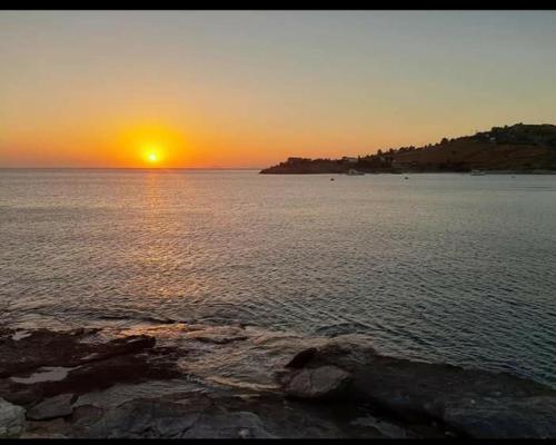 KoundourosにあるElea Koundourosの夕日の水上の夕日