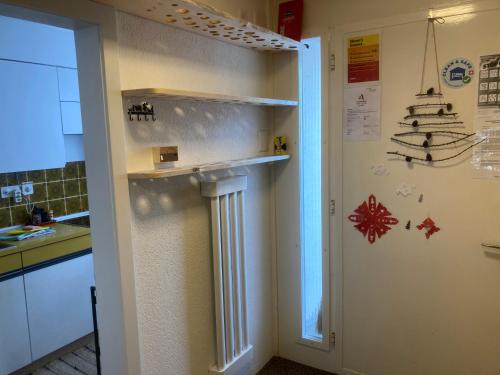 Una cocina o cocineta en Feriensiedlung Trü 23