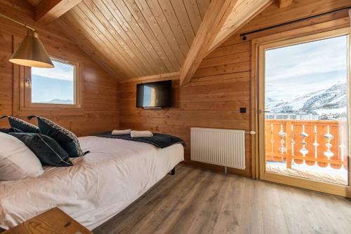 Ένα ή περισσότερα κρεβάτια σε δωμάτιο στο LAKE LOUISE Chalet mitoyen proche pistes avec vue panoramique