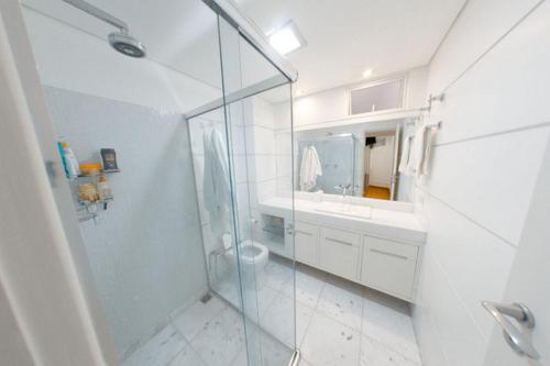 uma casa de banho com um chuveiro, um WC e um lavatório. em Leblon House Cupertino perto da praia portaria 24 h garagem ar condicionado e lava seca roupas no Rio de Janeiro