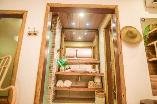 uma casa de banho com um lavatório num quarto em Ecocharme Pousada do Marcilio em Fernando de Noronha