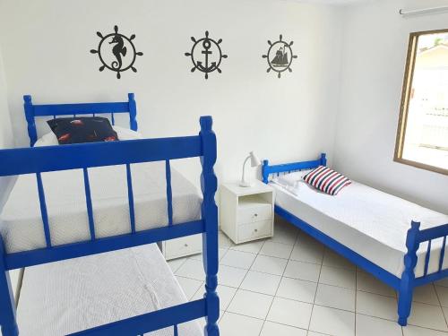 2 camas en una habitación con anclas en la pared en Casa incrível a Beira Mar! 3 qtos Ponta do Papagaio, en Palhoça