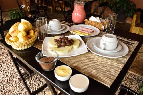 una mesa con platos de comida encima en Pousada Raizes, en São Jorge