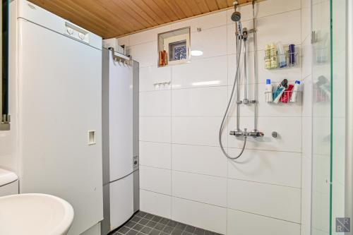 un baño con ducha y WC en FREE downhill skiing ticket 1pcs Cozy and very peaceful place in Levi, en Kittilä