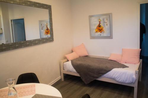 sypialnia z łóżkiem z lustrem i stołem w obiekcie Appartement palais plages w Cannes