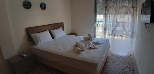 A bed or beds in a room at Zoi Apartments
