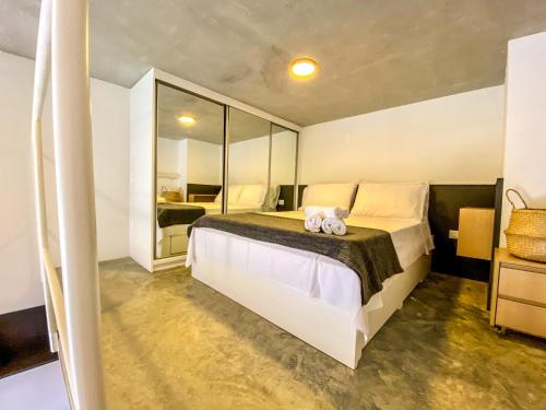 Un dormitorio con una cama con dos animales de peluche encima. en 45LOFT EM DE MARILIA TODO DECORADO/ARCOND, en Marília