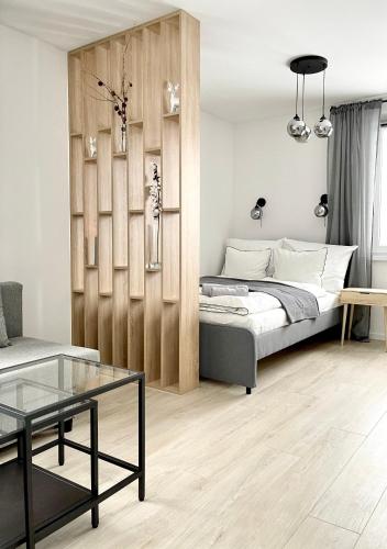 sypialnia z łóżkiem i stolikiem kawowym w obiekcie Apartament Górska w Świeradowie Zdroju