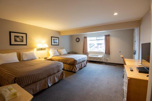 Postel nebo postele na pokoji v ubytování Canadas Best Value Inn-Prince George