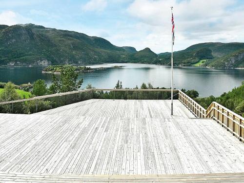 une grande terrasse en bois avec vue sur le lac dans l'établissement 8 person holiday home in Sundlandet, à Snildal